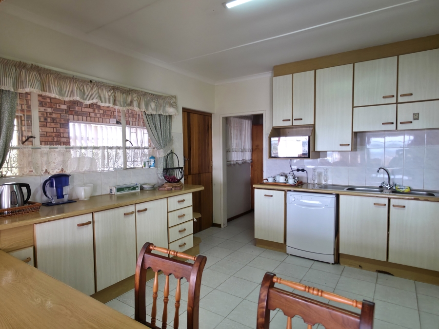 6 Bedroom Property for Sale in Wavecrest Eastern Cape